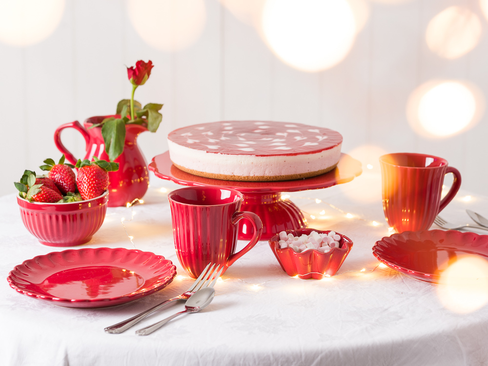 Ausgefallene Tischdekoration Hochzeitsdekoration Tischdeko knallig rot mit Mynte Teller Becher Schalen Kannen Muffinschalen und Besteck Rose Torte Erdbeeren no Mainstream