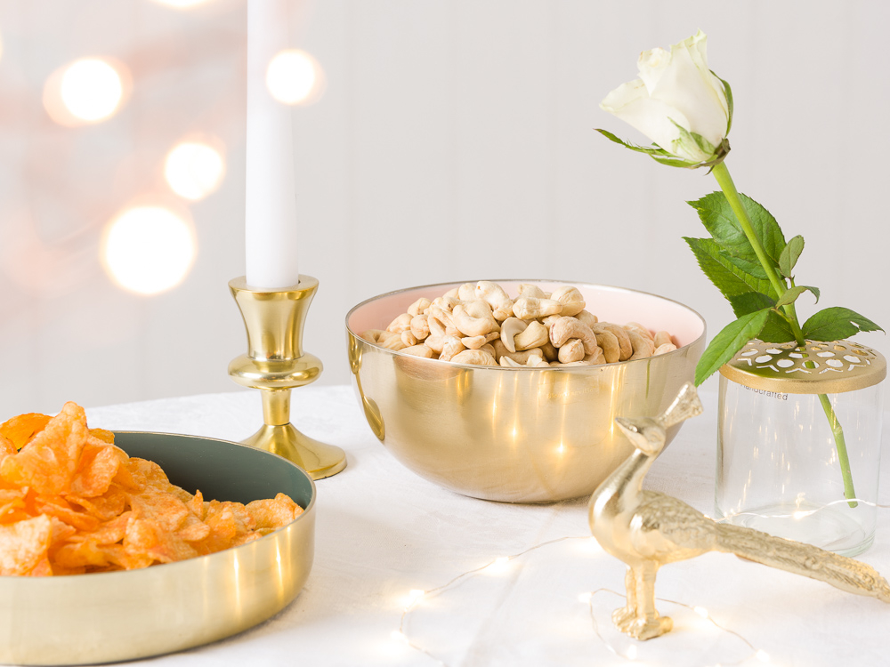 Festliche Hochzeitsdeko Tischdekoration Tisch Feier für Gaeste mit Bloomingville gold Schalen Kerzenhalt Pfau und A Simple Mess Vase